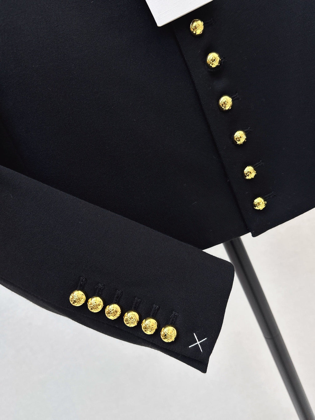 Latest Autumn/Winter Black and Gold Series Jacket with Gold Buckle Decoration