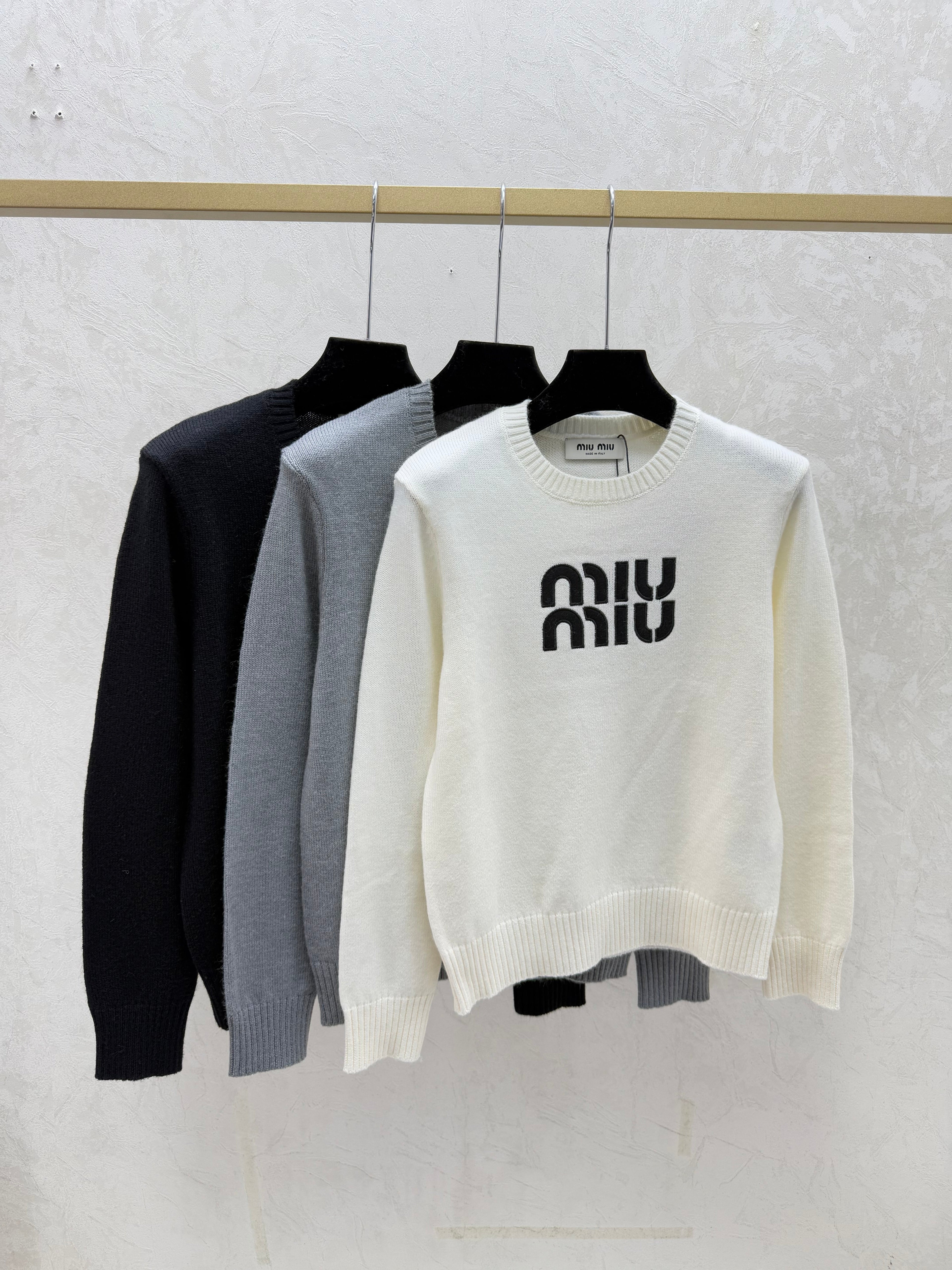 New contrasting color letter print crew neck knitted long-sleeved top