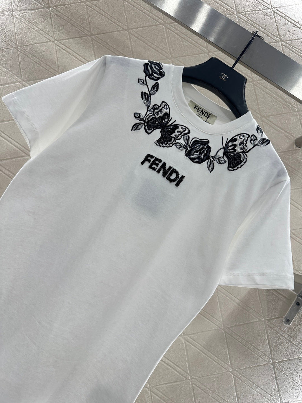 26NEW 3D embroidered and beaded logo T-shirt