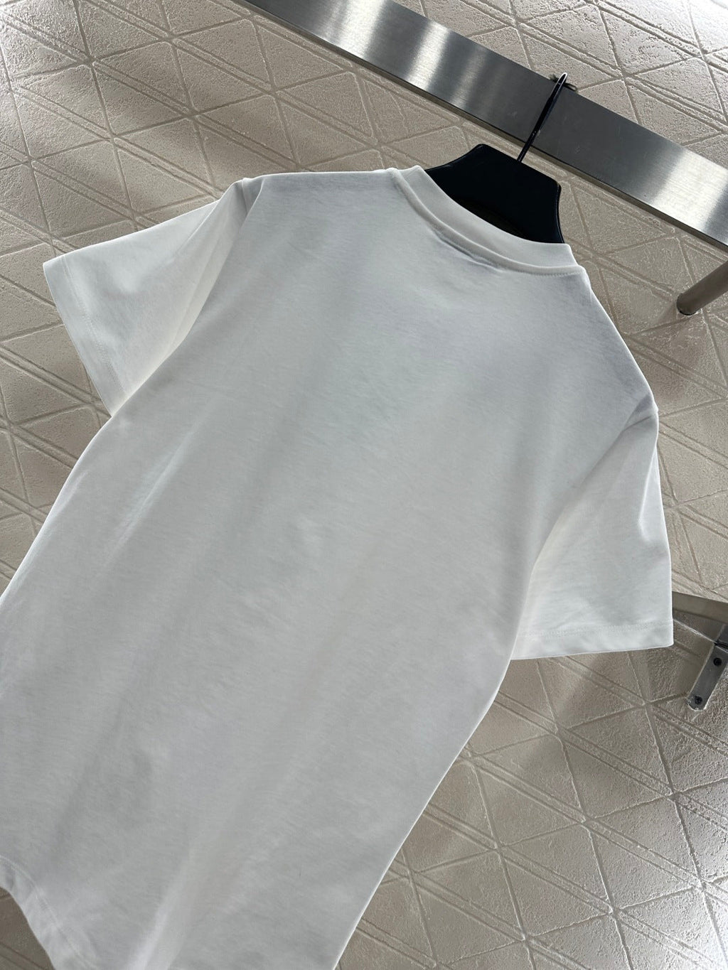 26NEW 3D embroidered and beaded logo T-shirt