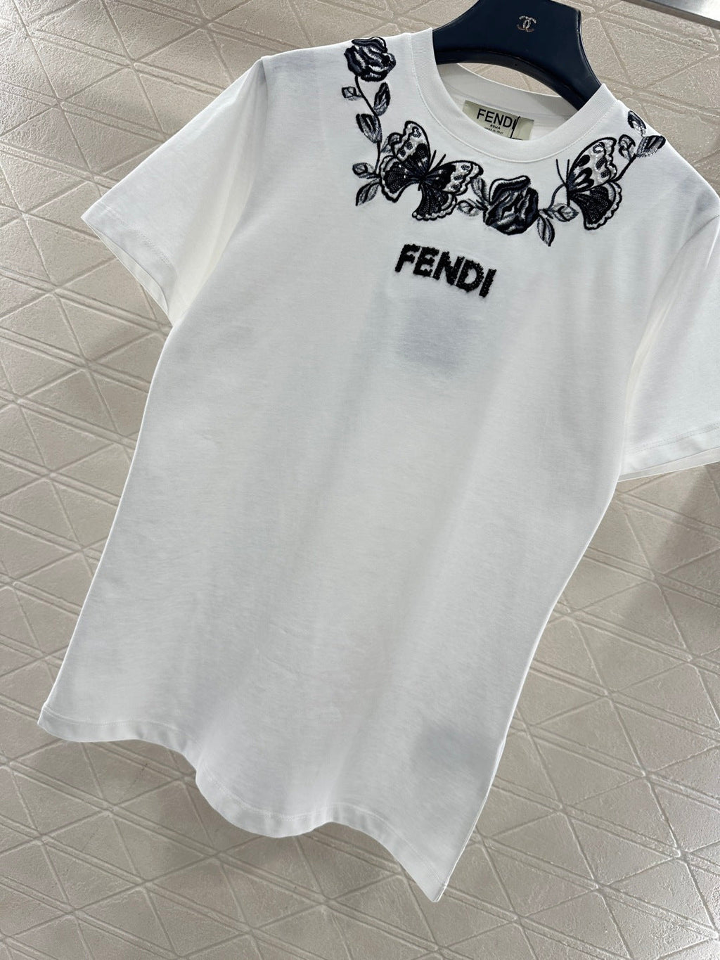 26NEW 3D embroidered and beaded logo T-shirt