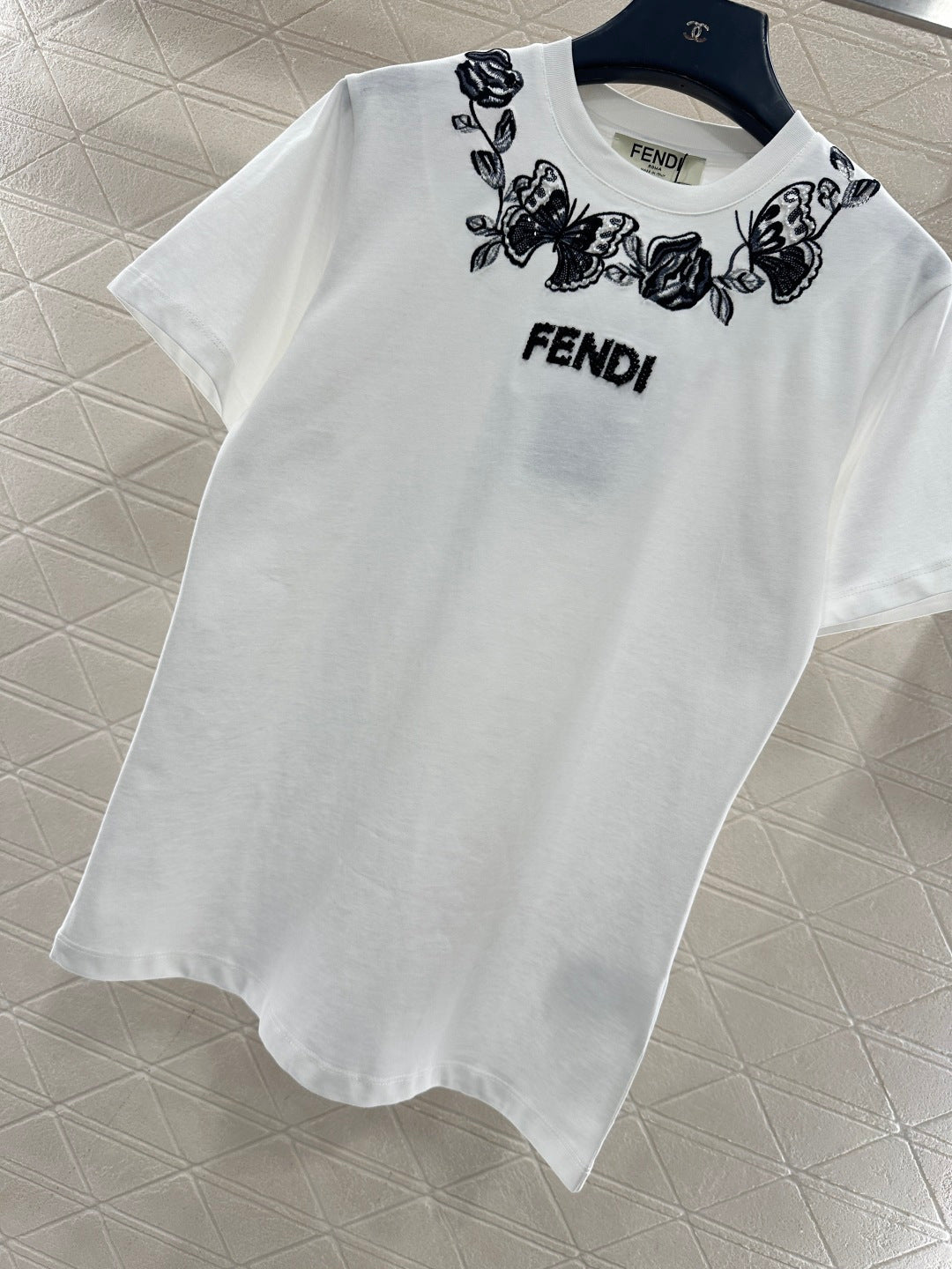 26NEW 3D embroidered and beaded logo T-shirt