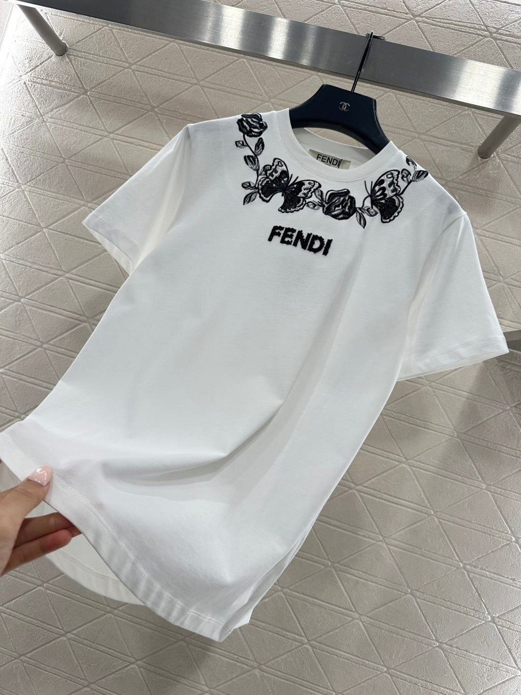 26NEW 3D embroidered and beaded logo T-shirt