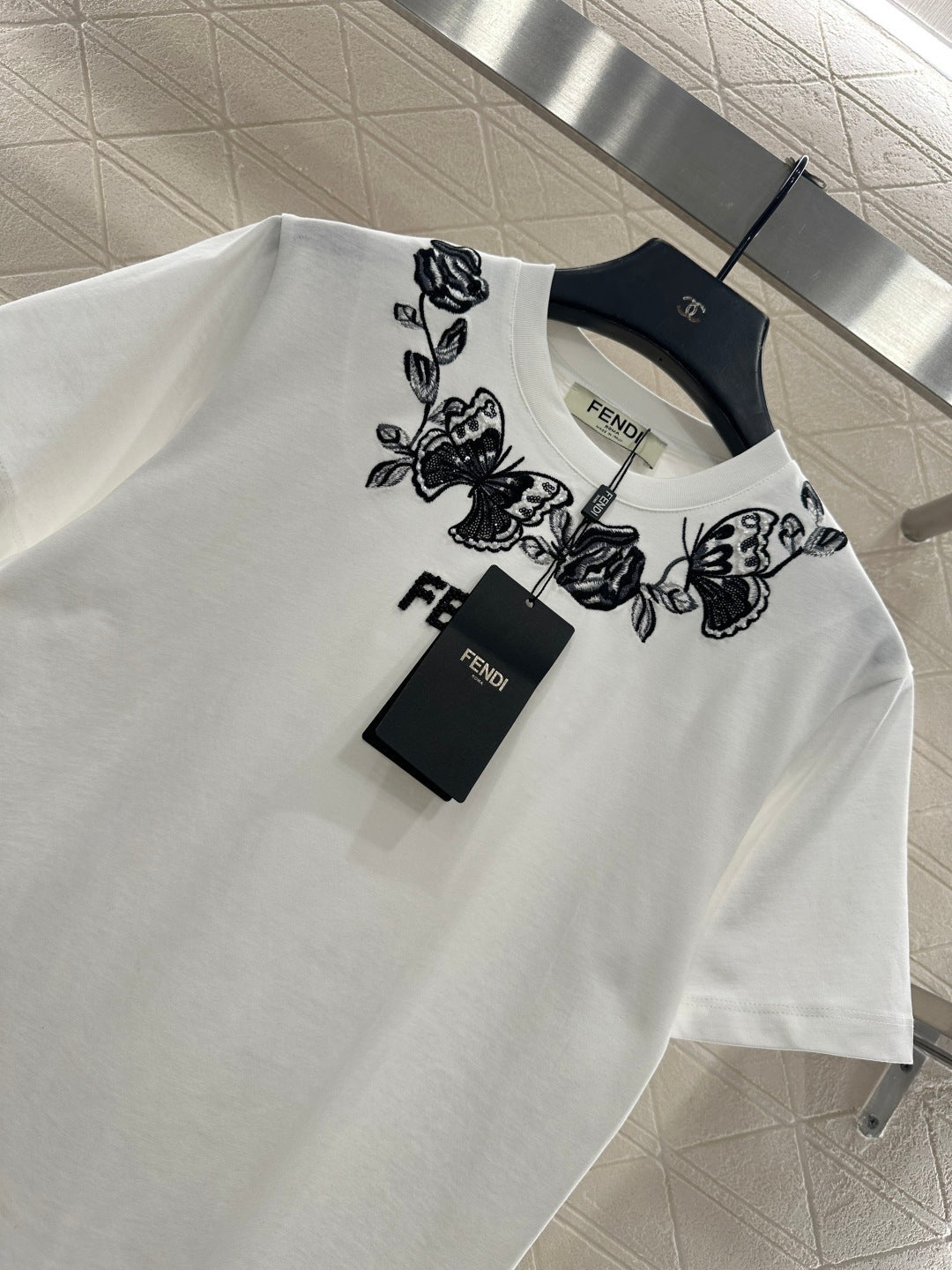 26NEW 3D embroidered and beaded logo T-shirt