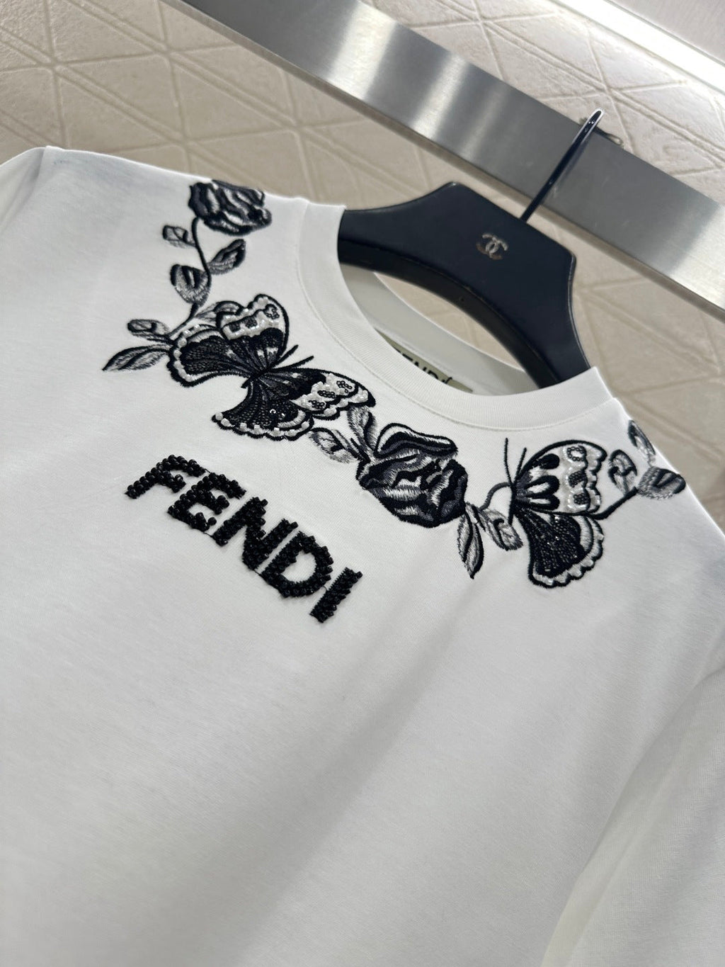 26NEW 3D embroidered and beaded logo T-shirt