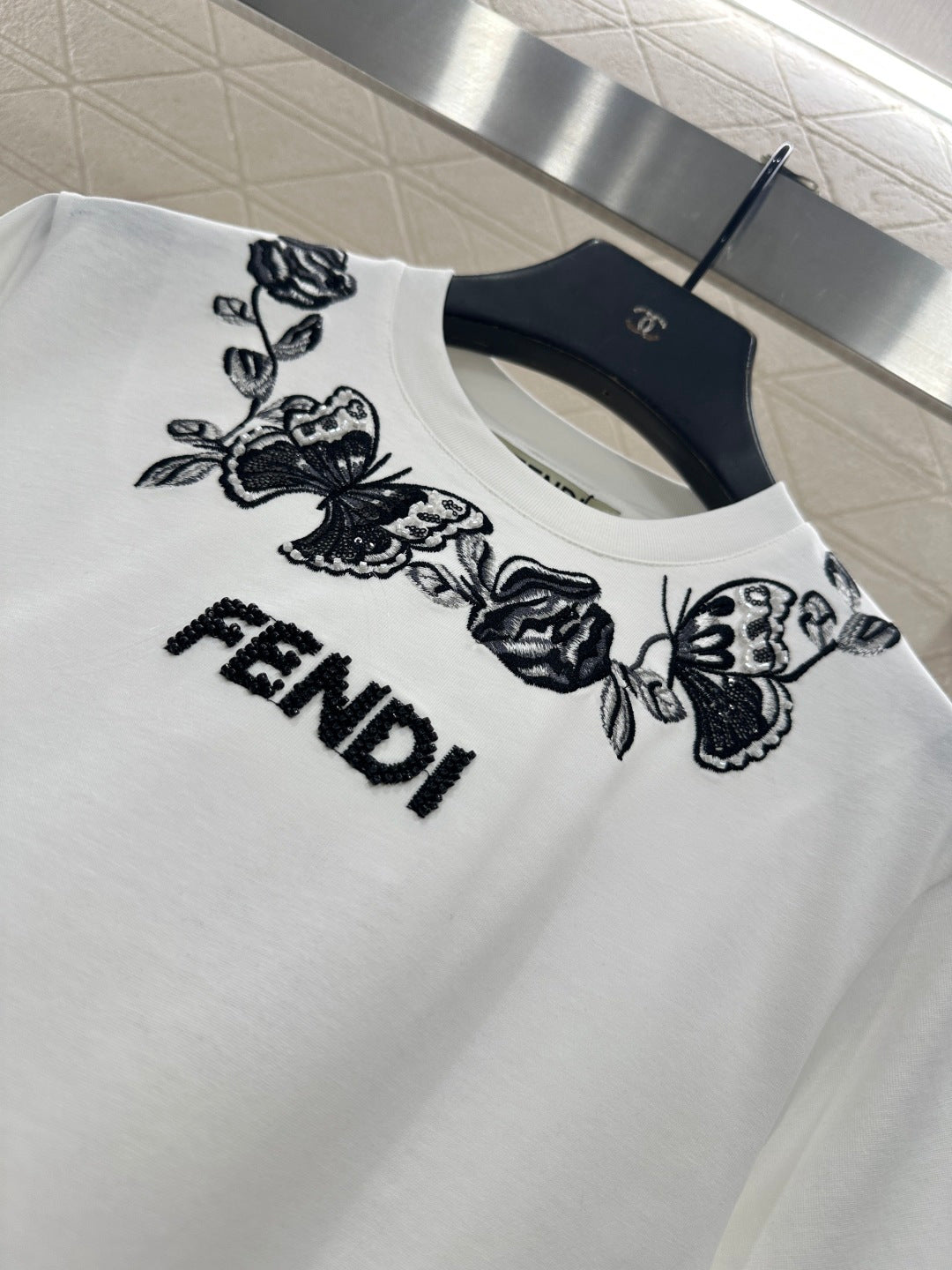 26NEW 3D embroidered and beaded logo T-shirt