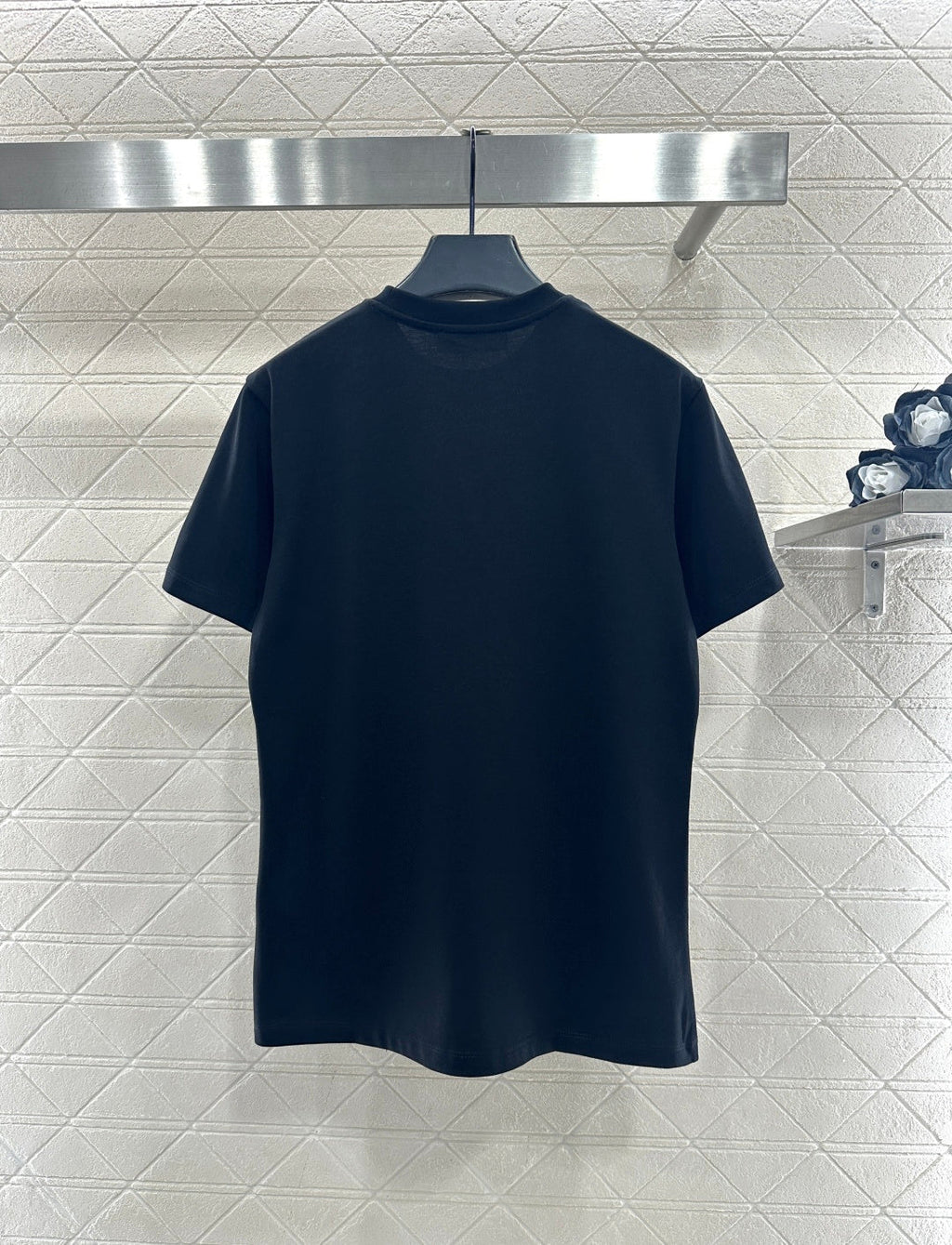 26NEW 3D embroidered and beaded logo T-shirt