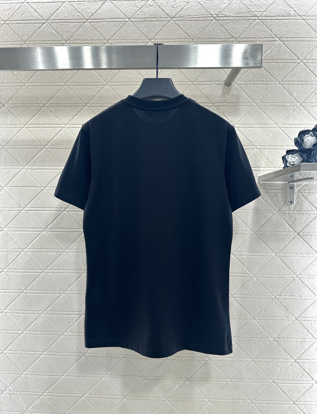 26NEW 3D embroidered and beaded logo T-shirt