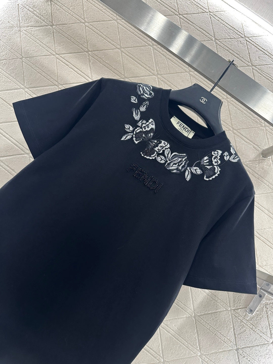 26NEW 3D embroidered and beaded logo T-shirt