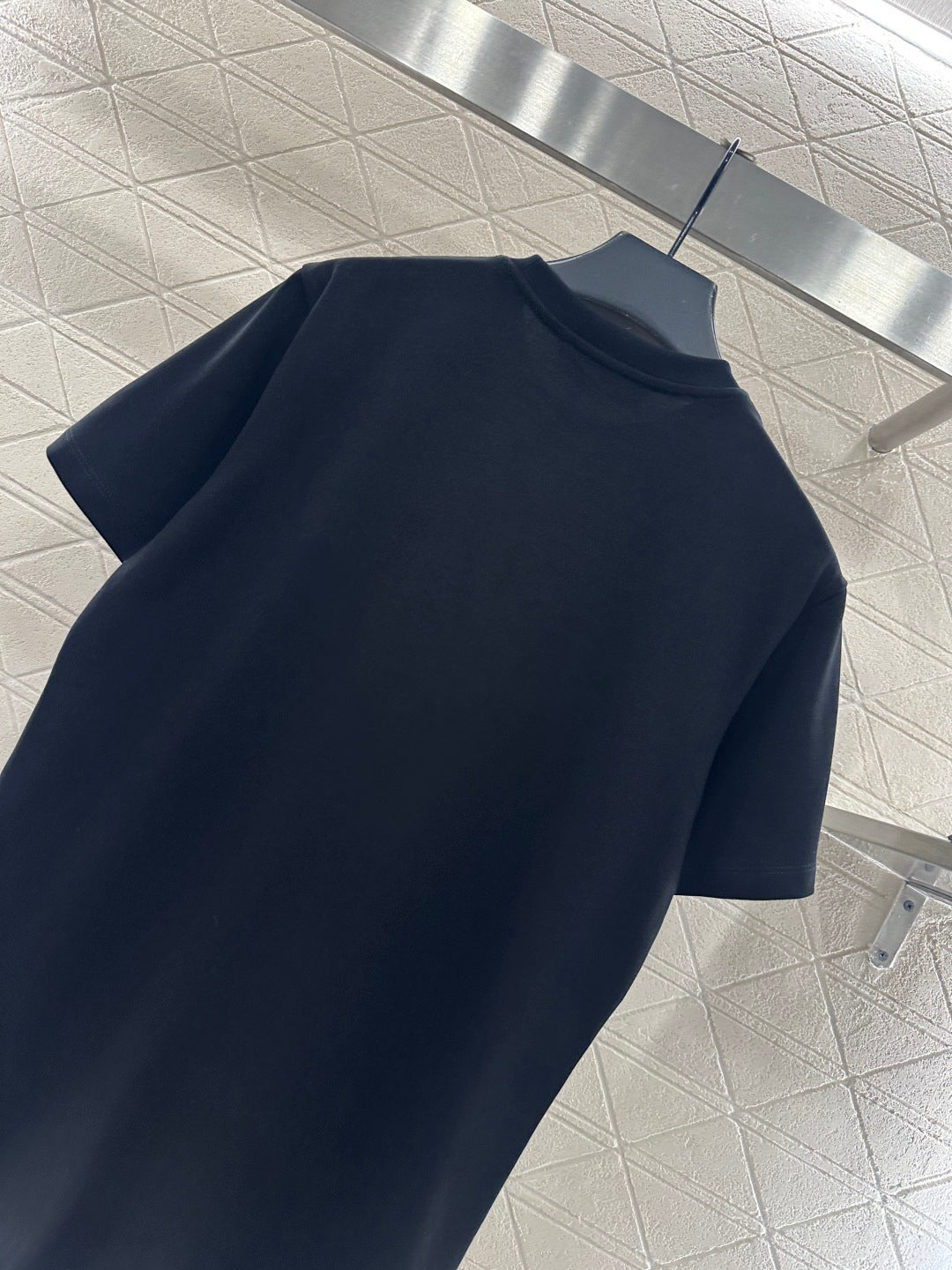 26NEW 3D embroidered and beaded logo T-shirt