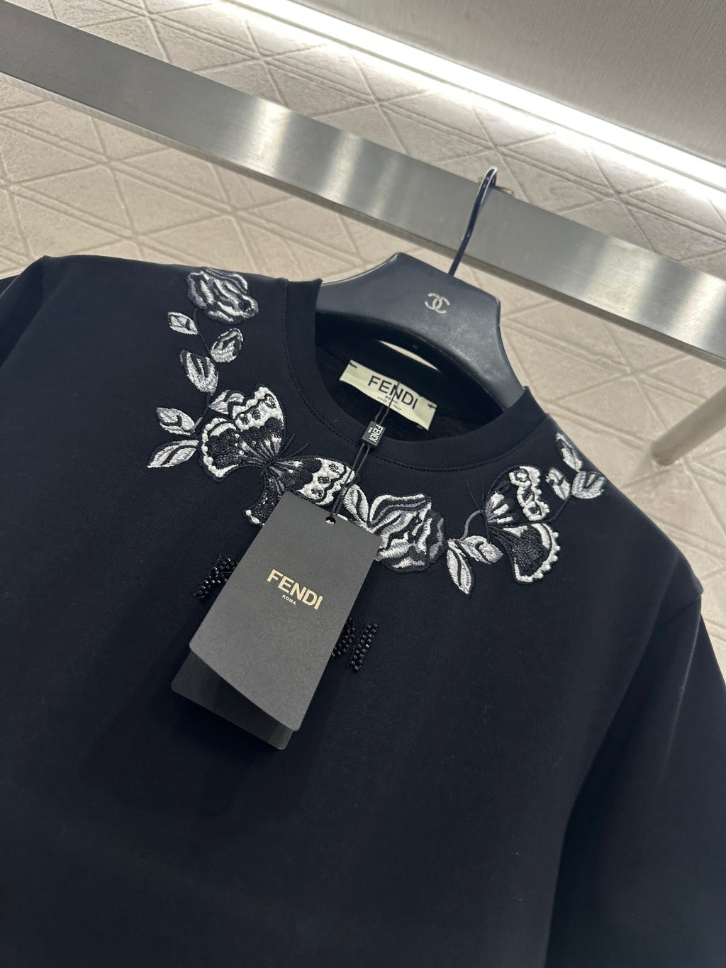 26NEW 3D embroidered and beaded logo T-shirt