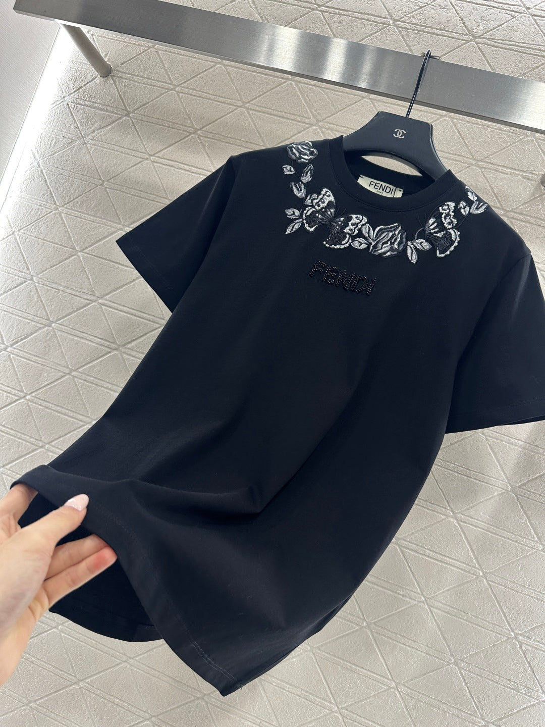 26NEW 3D embroidered and beaded logo T-shirt