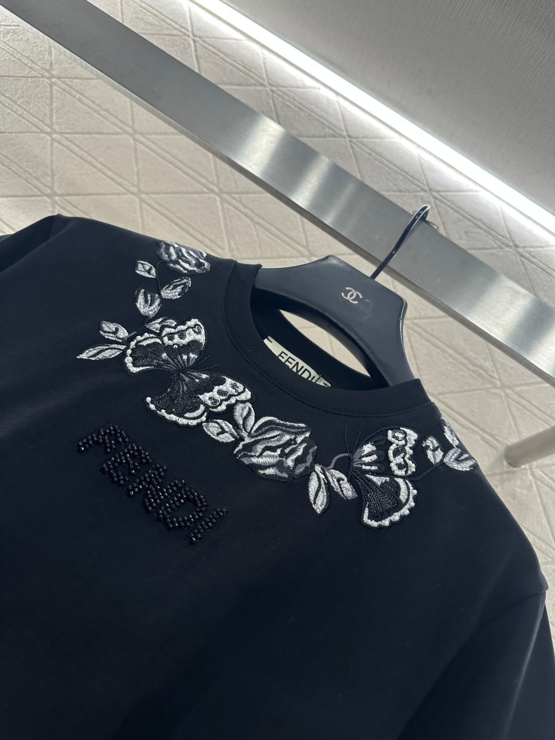 26NEW 3D embroidered and beaded logo T-shirt