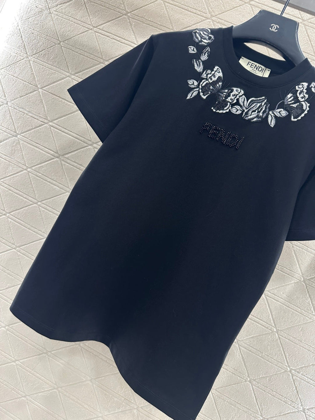 26NEW 3D embroidered and beaded logo T-shirt