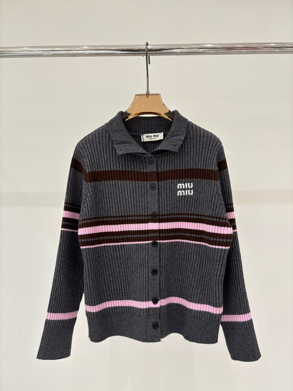 New style collared knitted cardigan