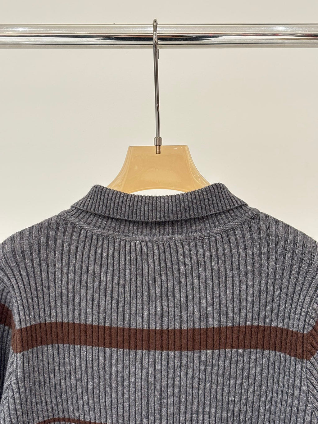 New style collared knitted cardigan
