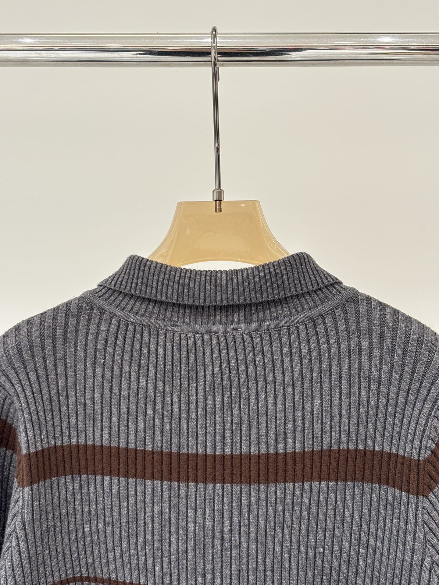 New style collared knitted cardigan
