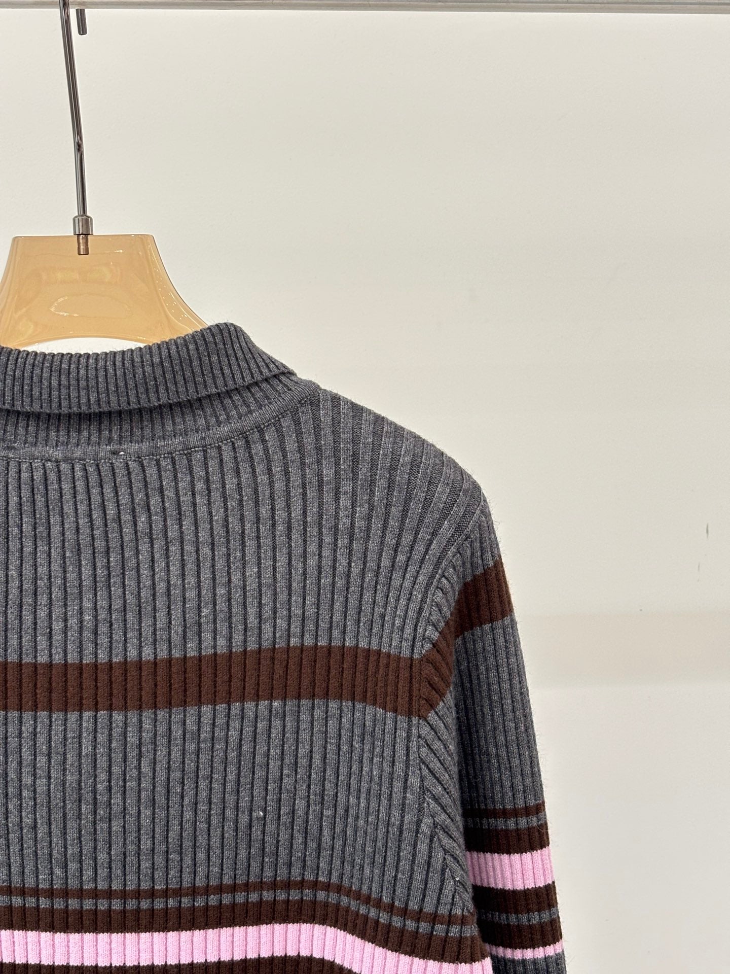 New style collared knitted cardigan