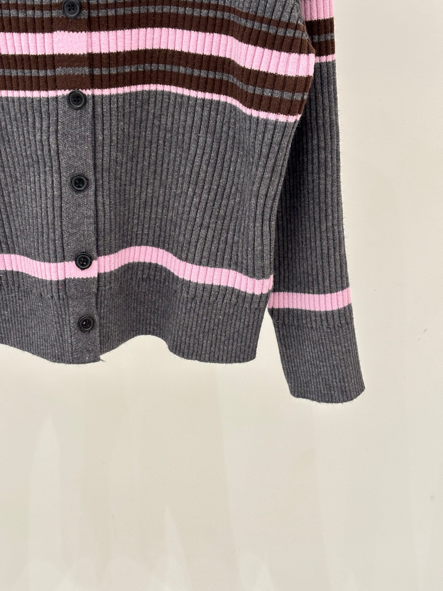 New style collared knitted cardigan