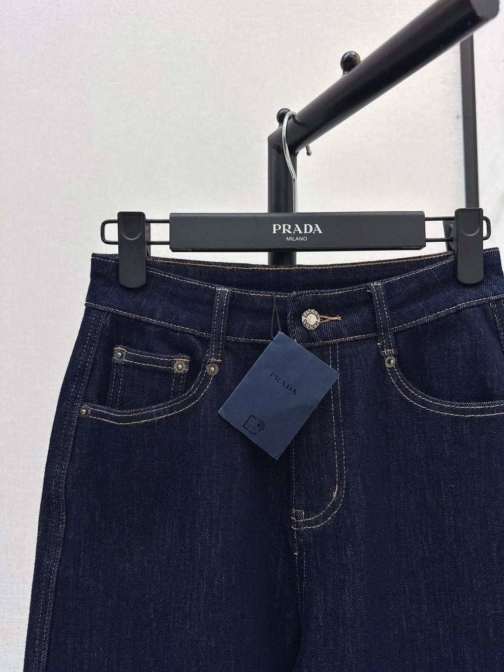 26NEW Versatile and minimalist straight-leg trousers