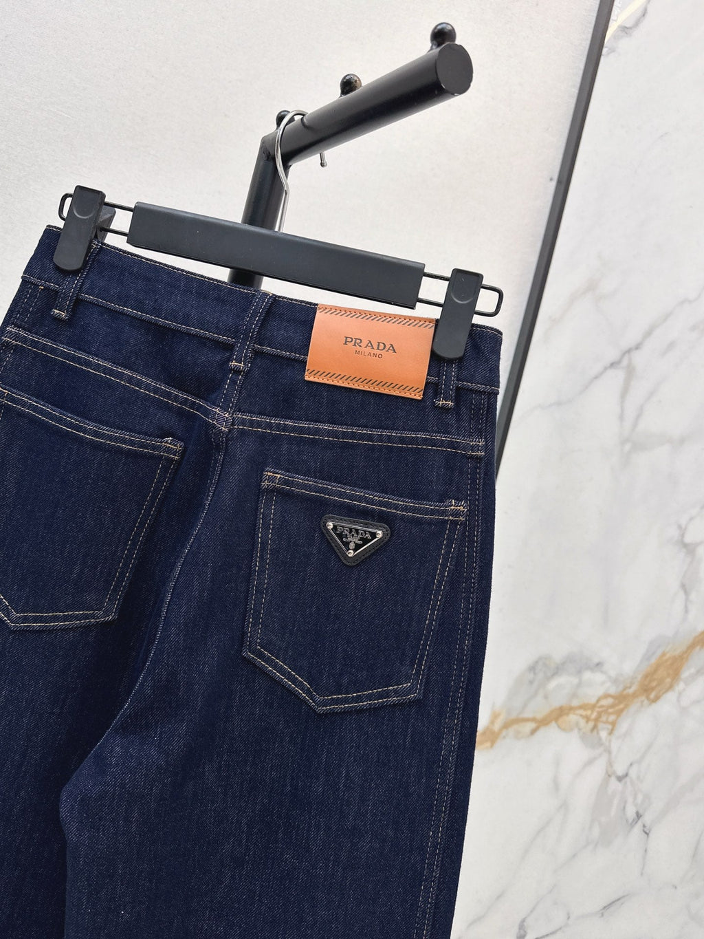 26NEW Versatile and minimalist straight-leg trousers