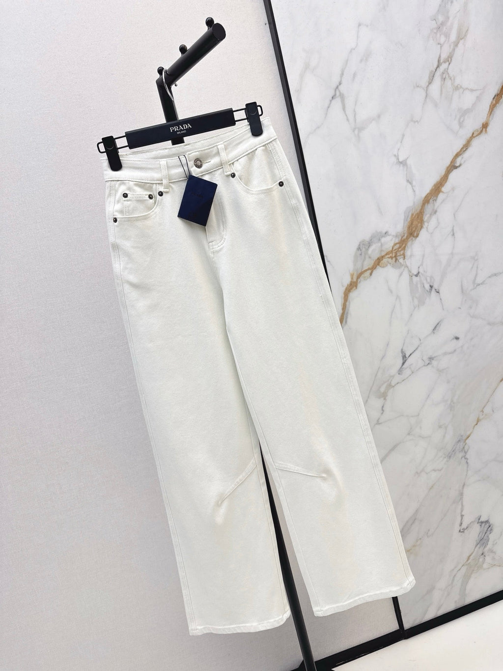 26NEW Versatile and minimalist straight-leg trousers
