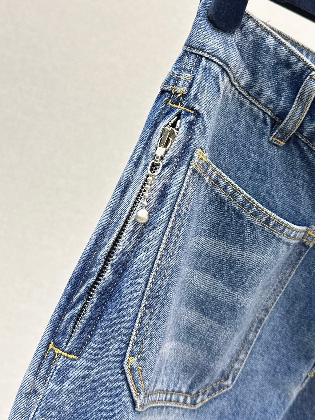 26NEW distressed washed denim jeans