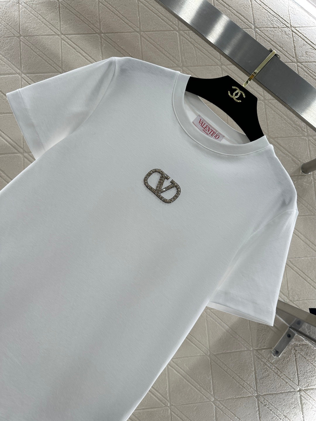 26NEW Round-neck T-shirt with beaded and rhinestone logo