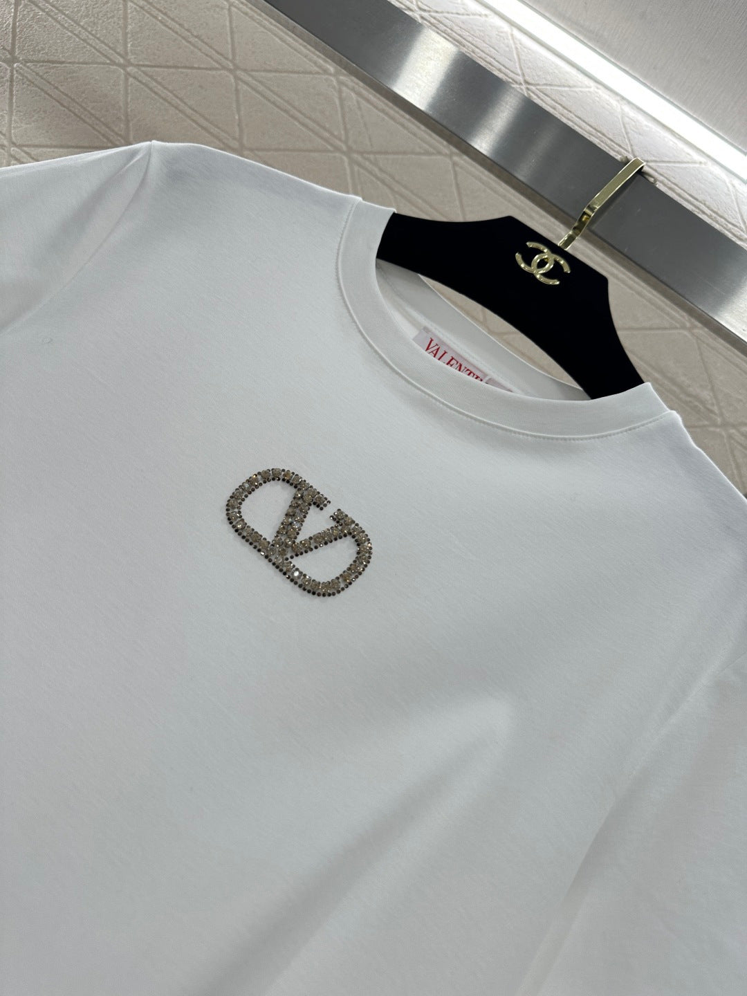 26NEW Round-neck T-shirt with beaded and rhinestone logo
