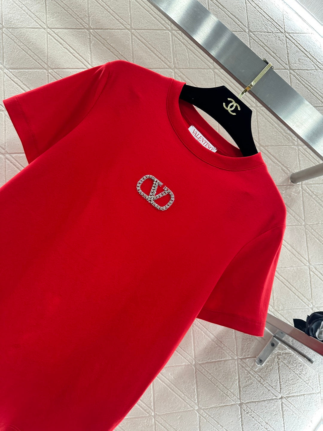26NEW Round-neck T-shirt with beaded and rhinestone logo