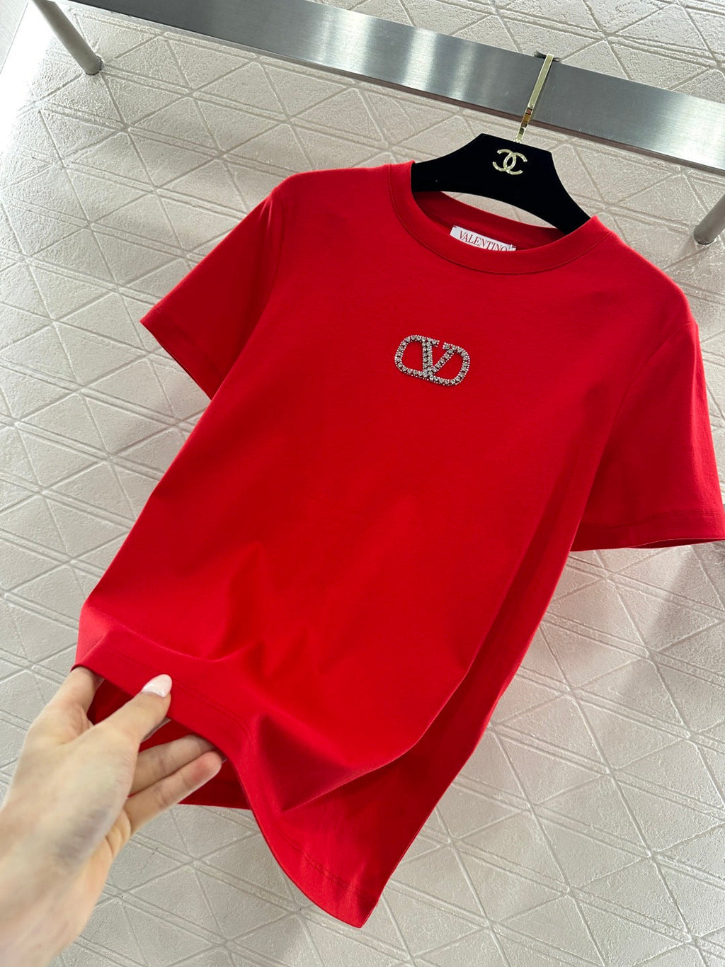 26NEW Round-neck T-shirt with beaded and rhinestone logo