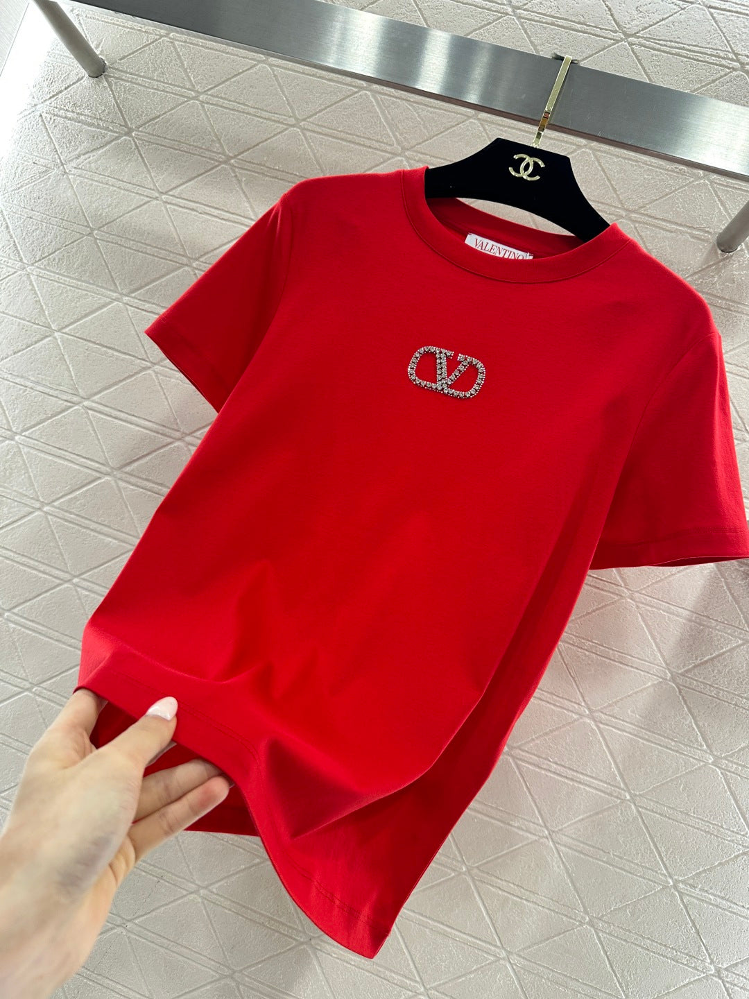 26NEW Round-neck T-shirt with beaded and rhinestone logo