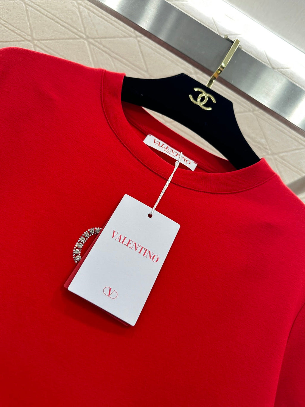 26NEW Round-neck T-shirt with beaded and rhinestone logo