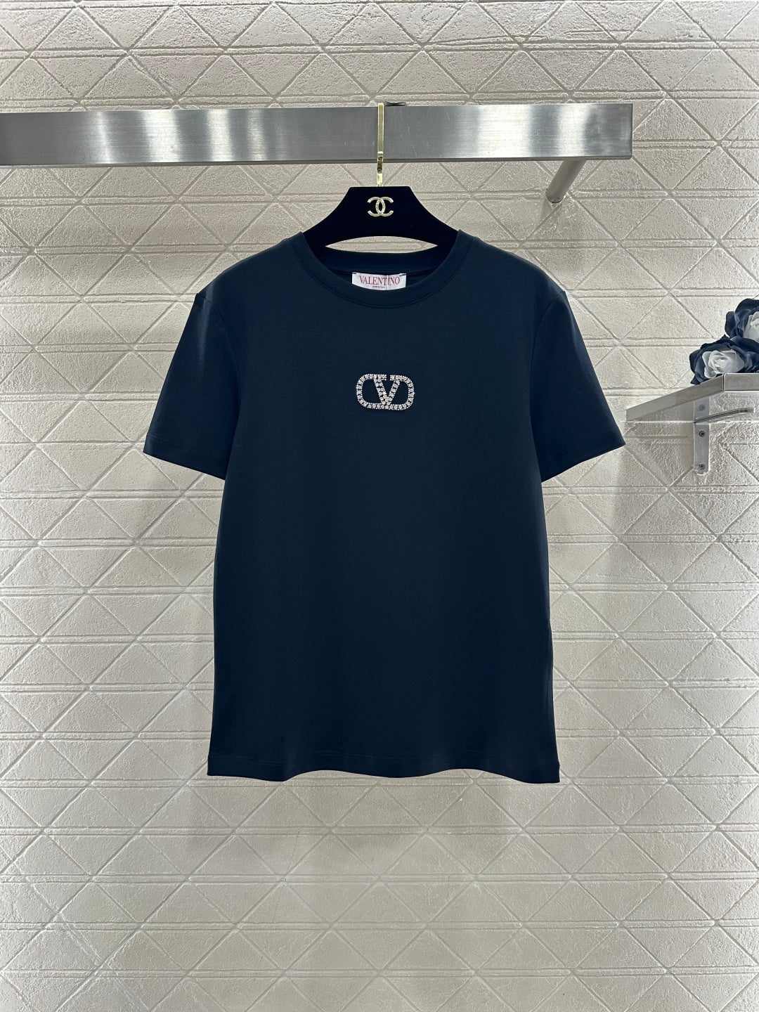 26NEW Round-neck T-shirt with beaded and rhinestone logo