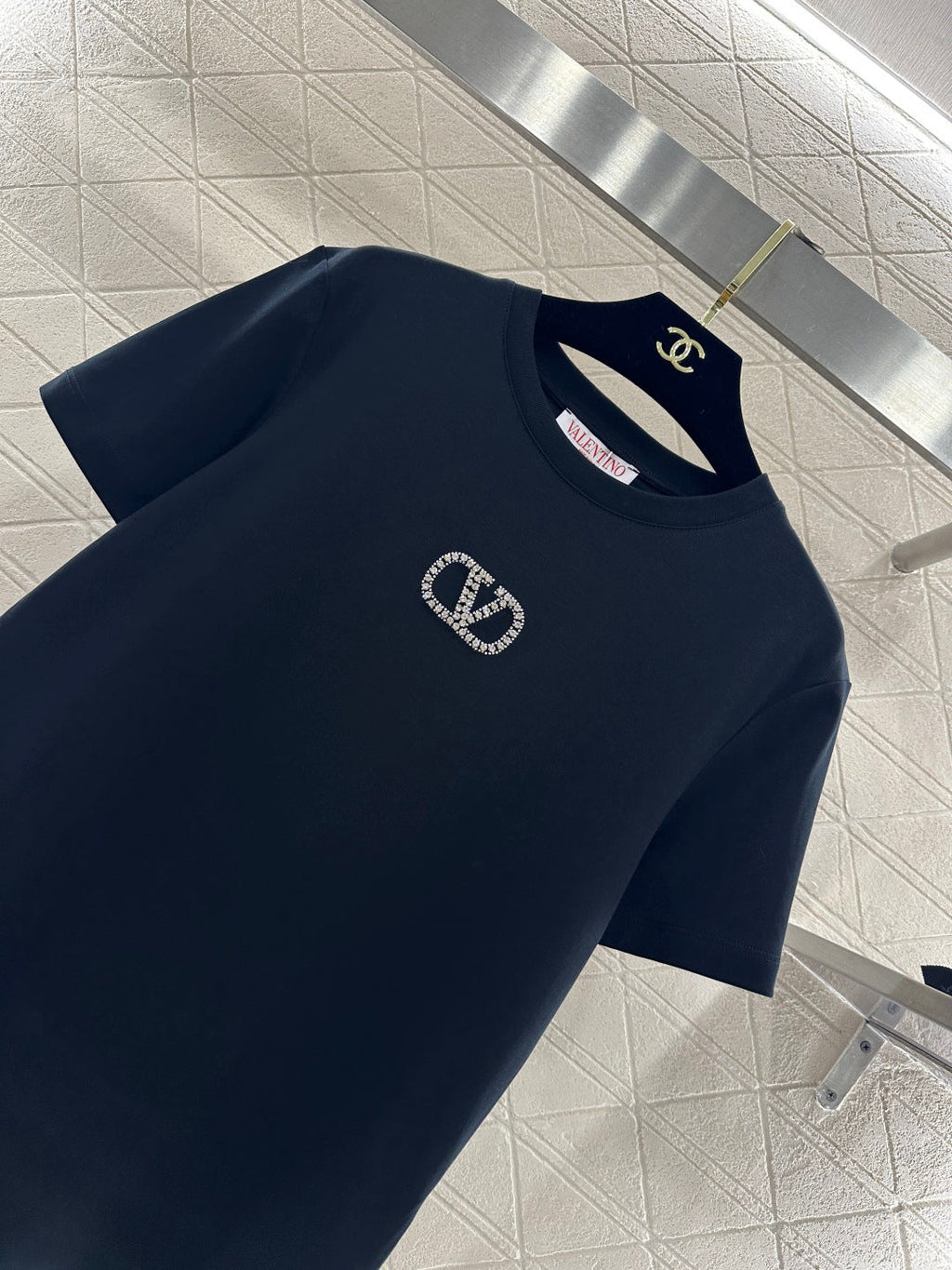 26NEW Round-neck T-shirt with beaded and rhinestone logo