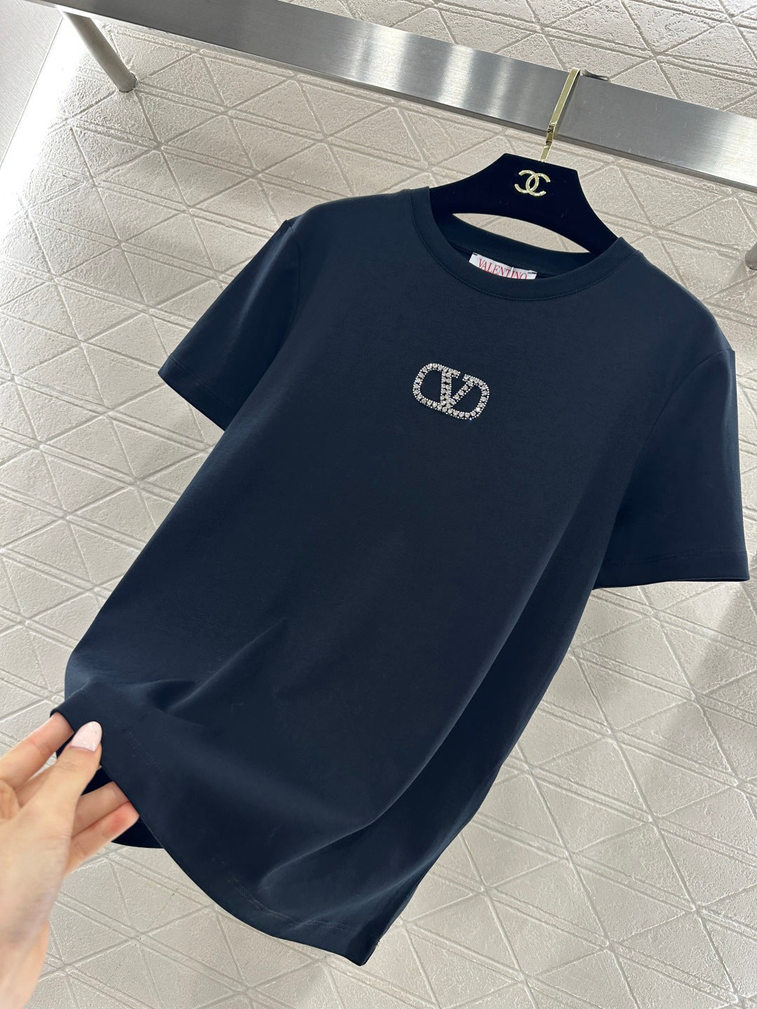 26NEW Round-neck T-shirt with beaded and rhinestone logo