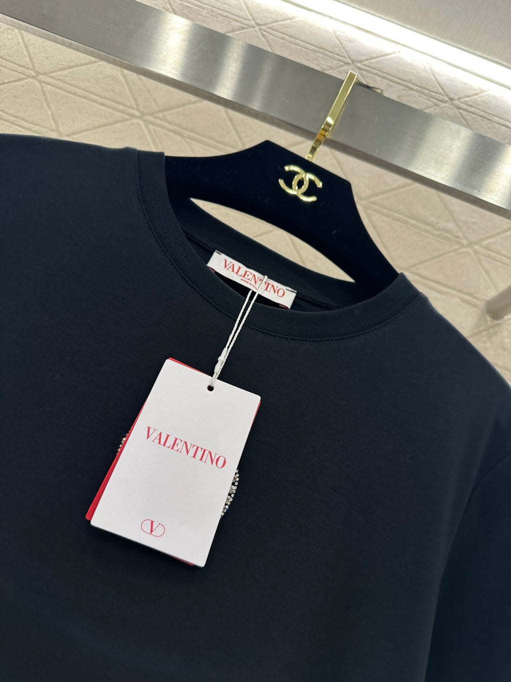 26NEW Round-neck T-shirt with beaded and rhinestone logo