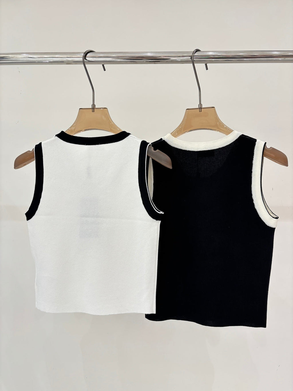 26NEW Color-blocked knitted vest with beaded letter embellishments