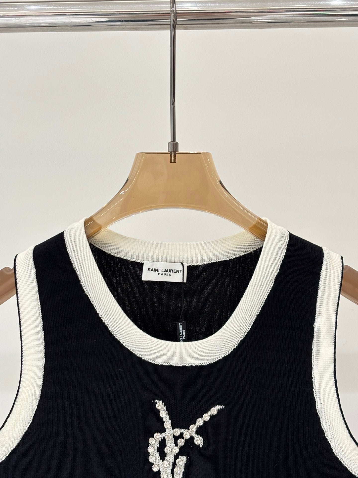 26NEW Color-blocked knitted vest with beaded letter embellishments