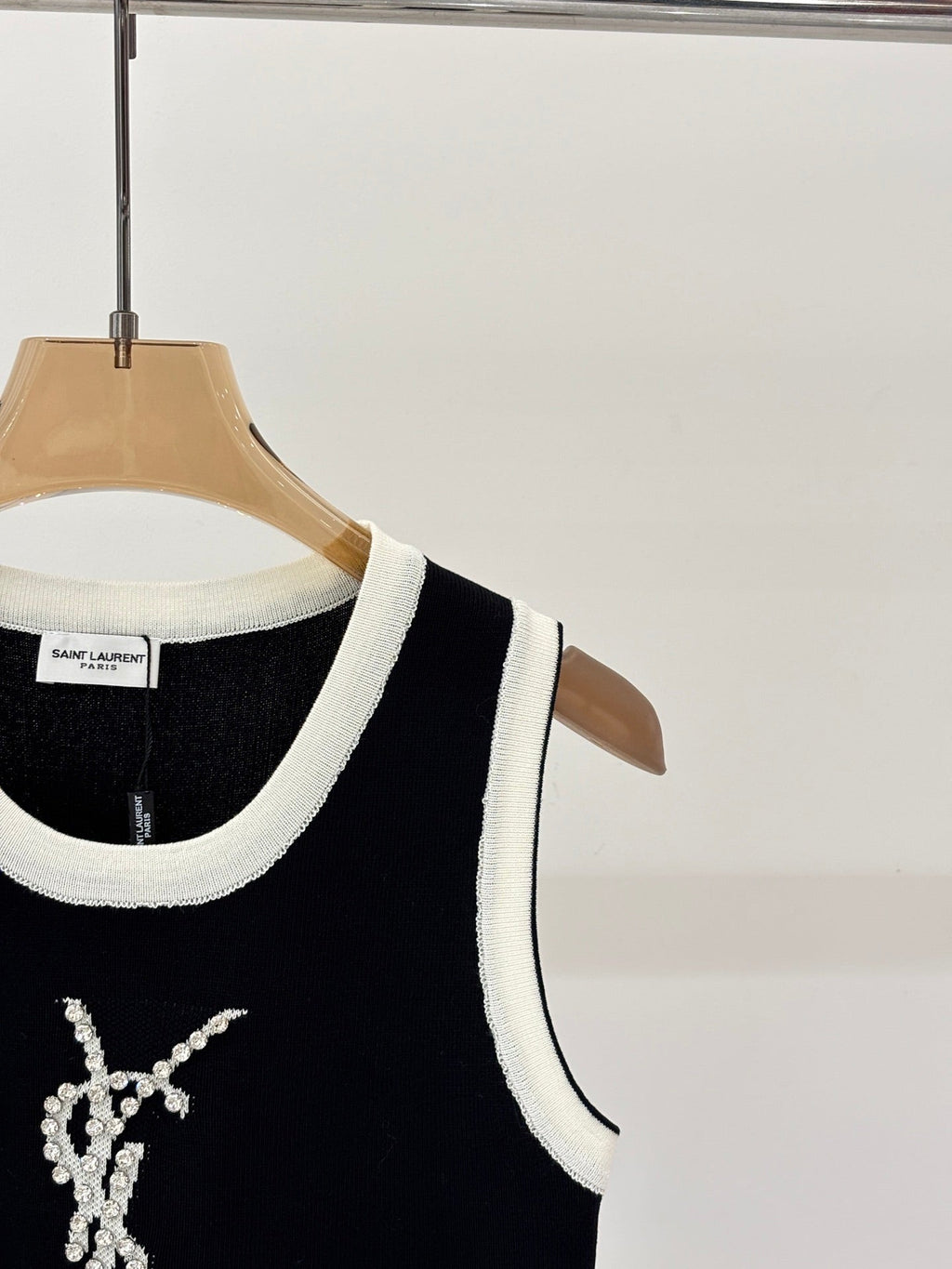 26NEW Color-blocked knitted vest with beaded letter embellishments