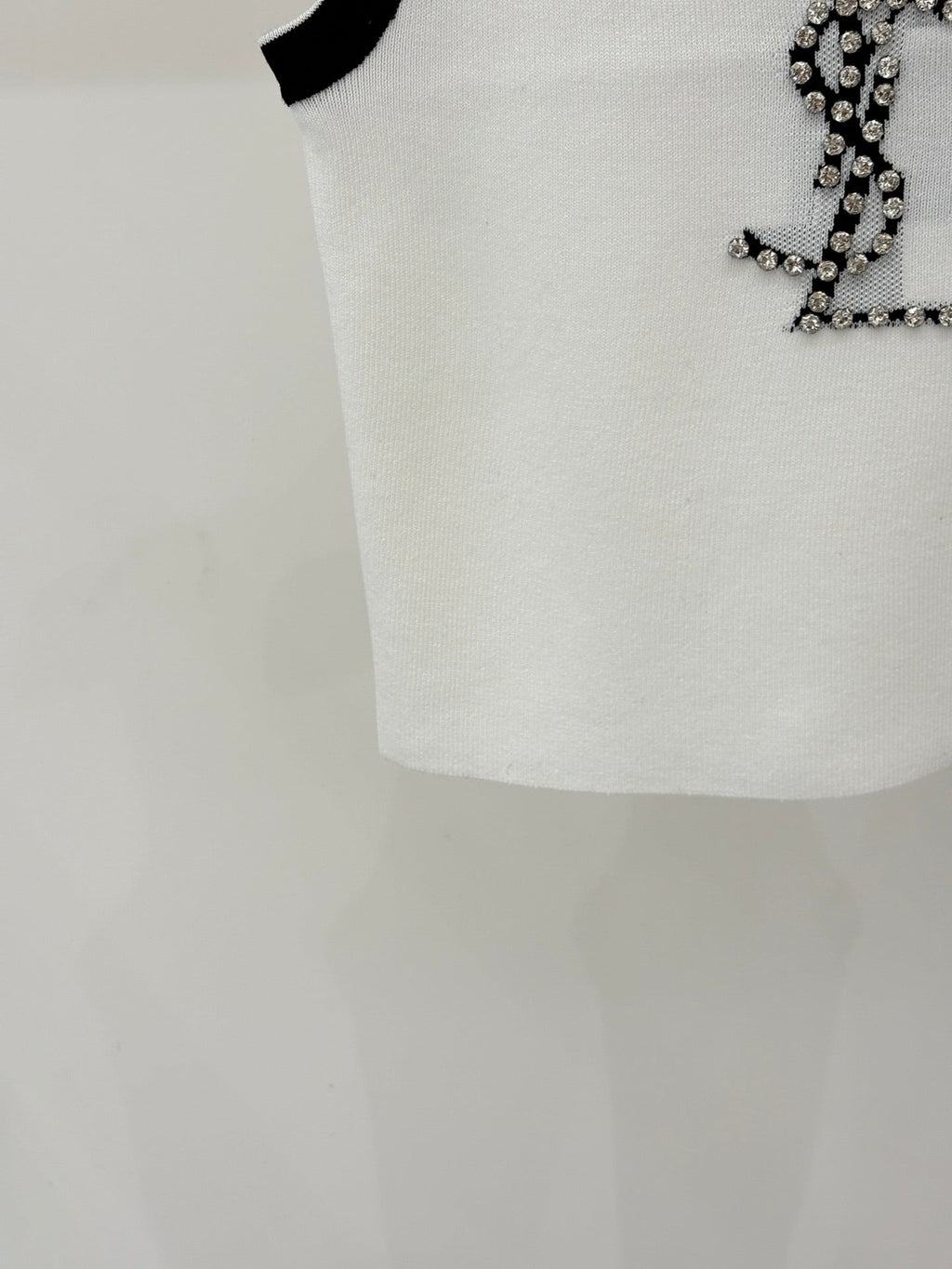 26NEW Color-blocked knitted vest with beaded letter embellishments