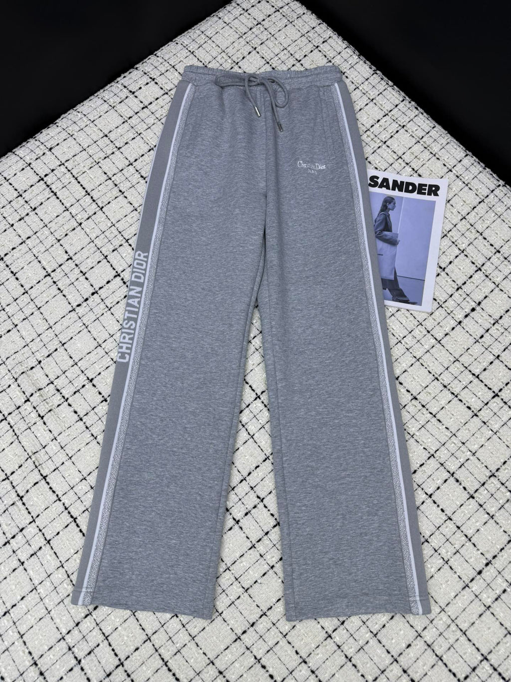 Classic casual pants with logo webbing on both sides.