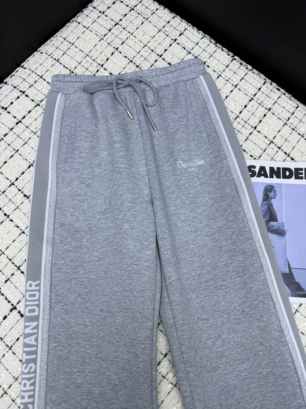 Classic casual pants with logo webbing on both sides.