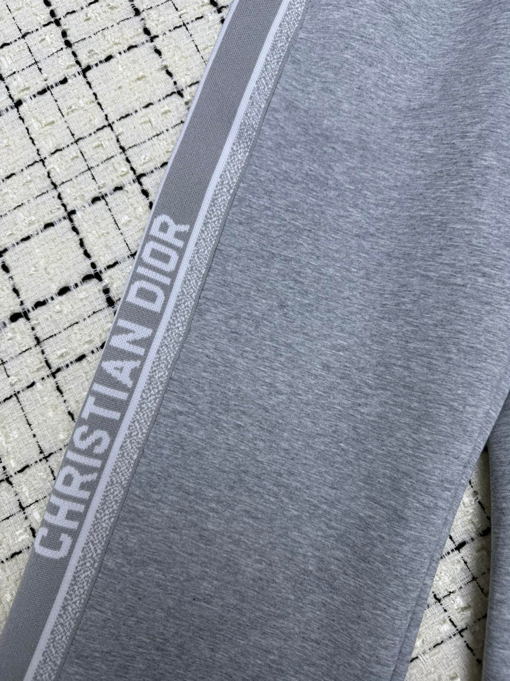 Classic casual pants with logo webbing on both sides.