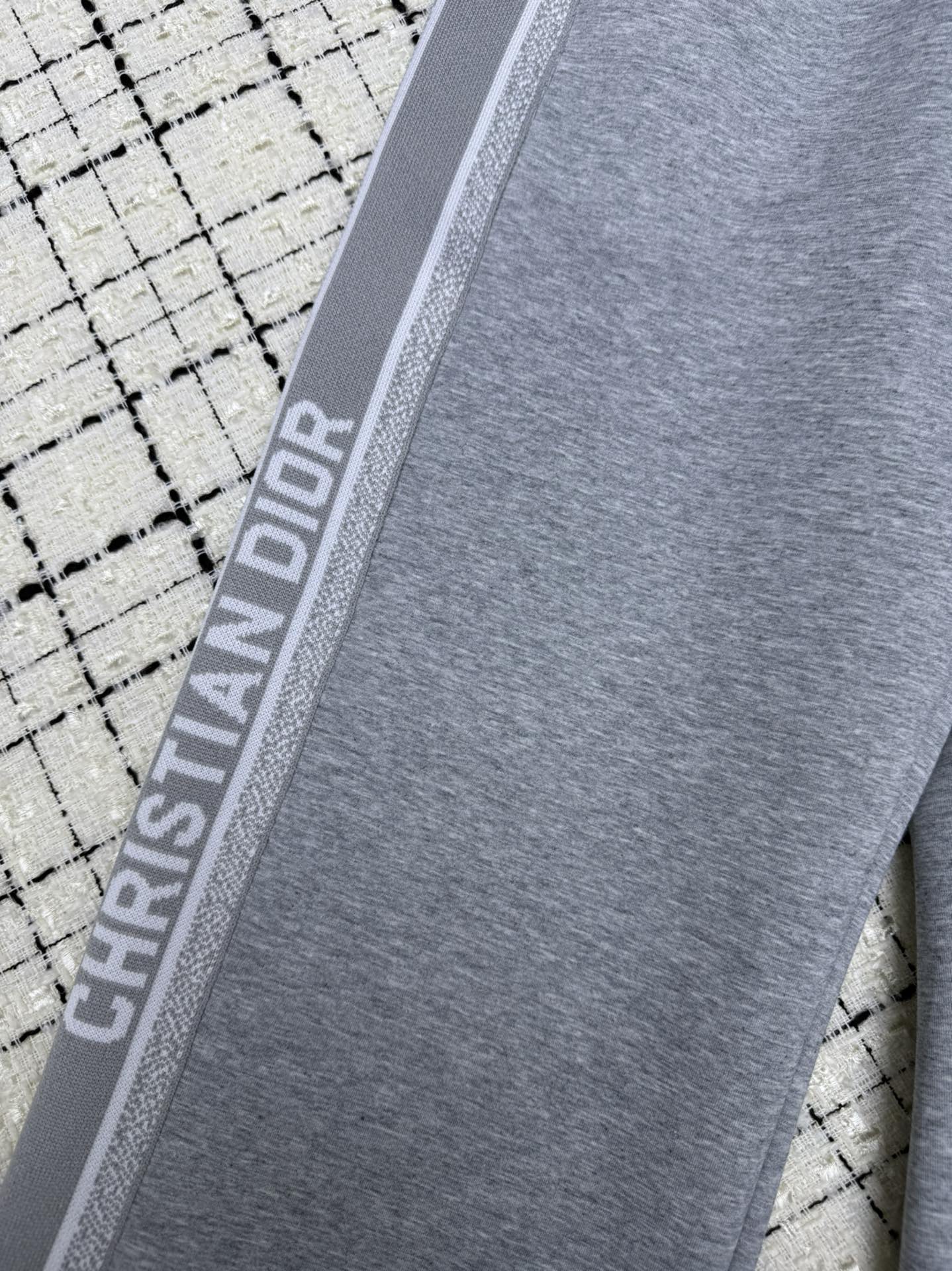 Classic casual pants with logo webbing on both sides.