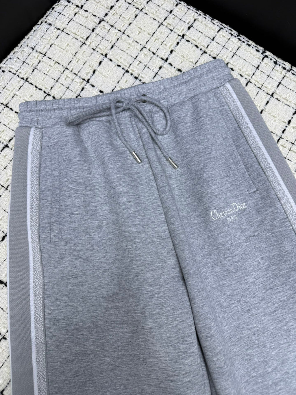 Classic casual pants with logo webbing on both sides.