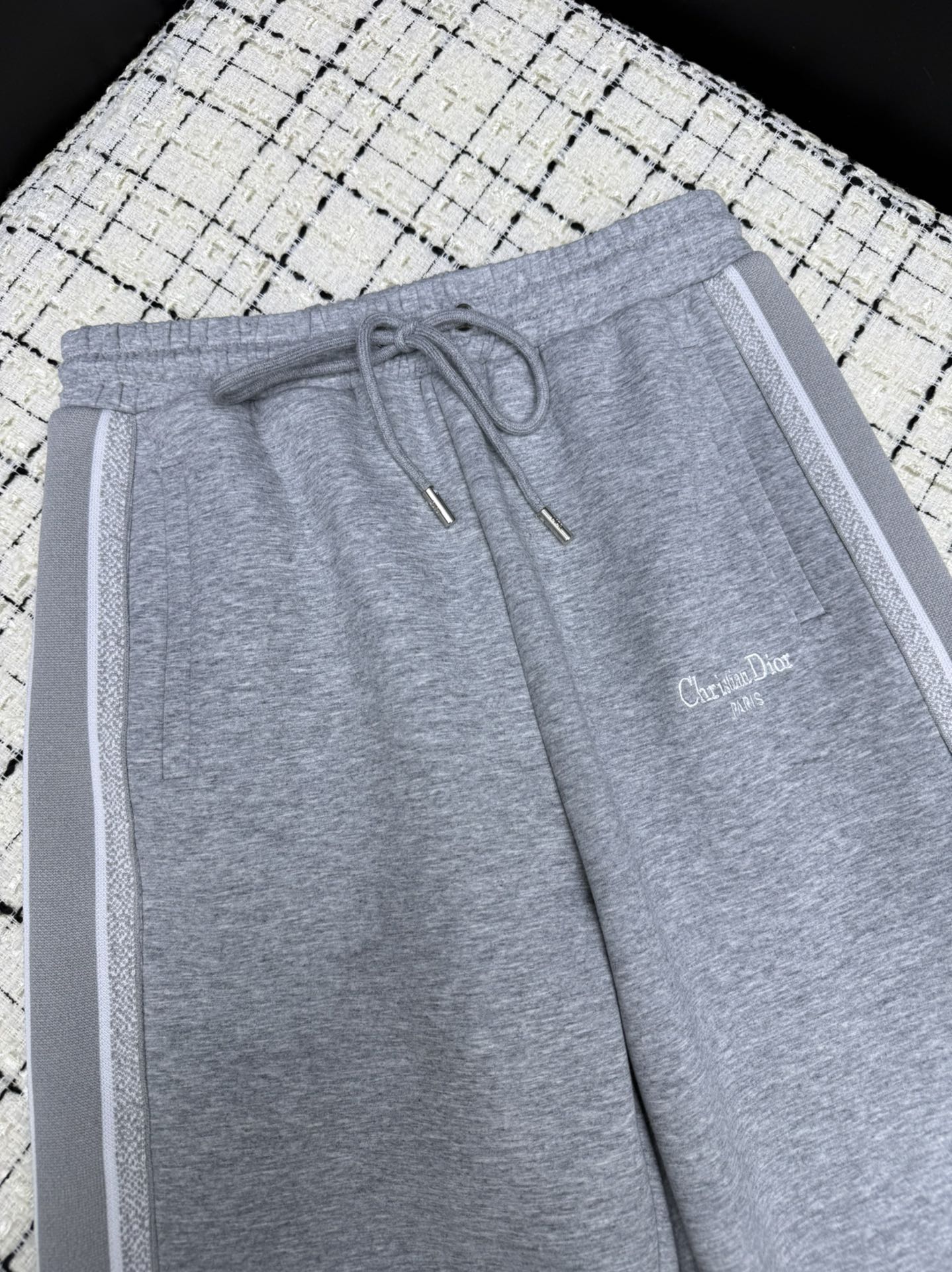 Classic casual pants with logo webbing on both sides.