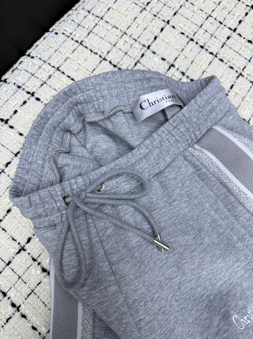 Classic casual pants with logo webbing on both sides.