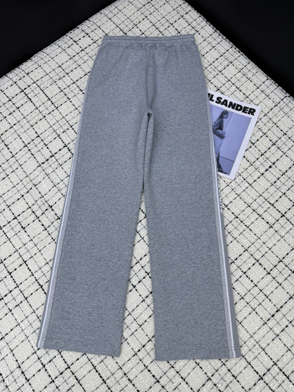 Classic casual pants with logo webbing on both sides.