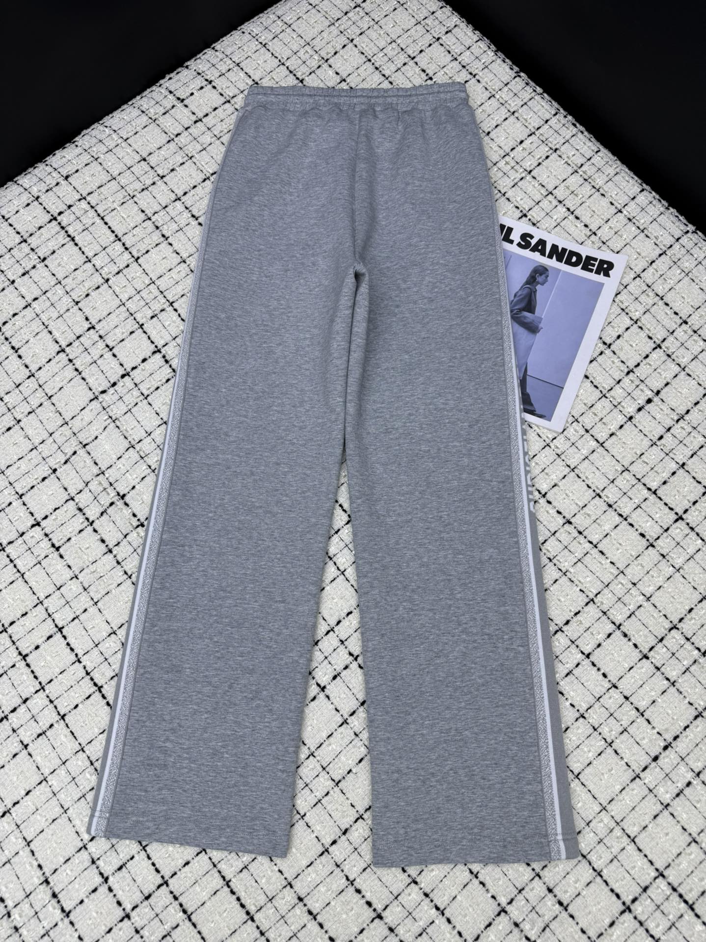 Classic casual pants with logo webbing on both sides.